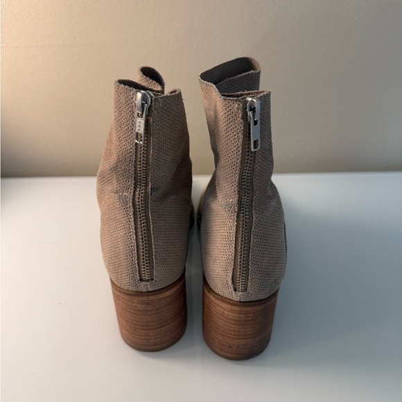 Treasure and Bond Farrah Women's Tan Ankle Boots - Picture 3 of 5